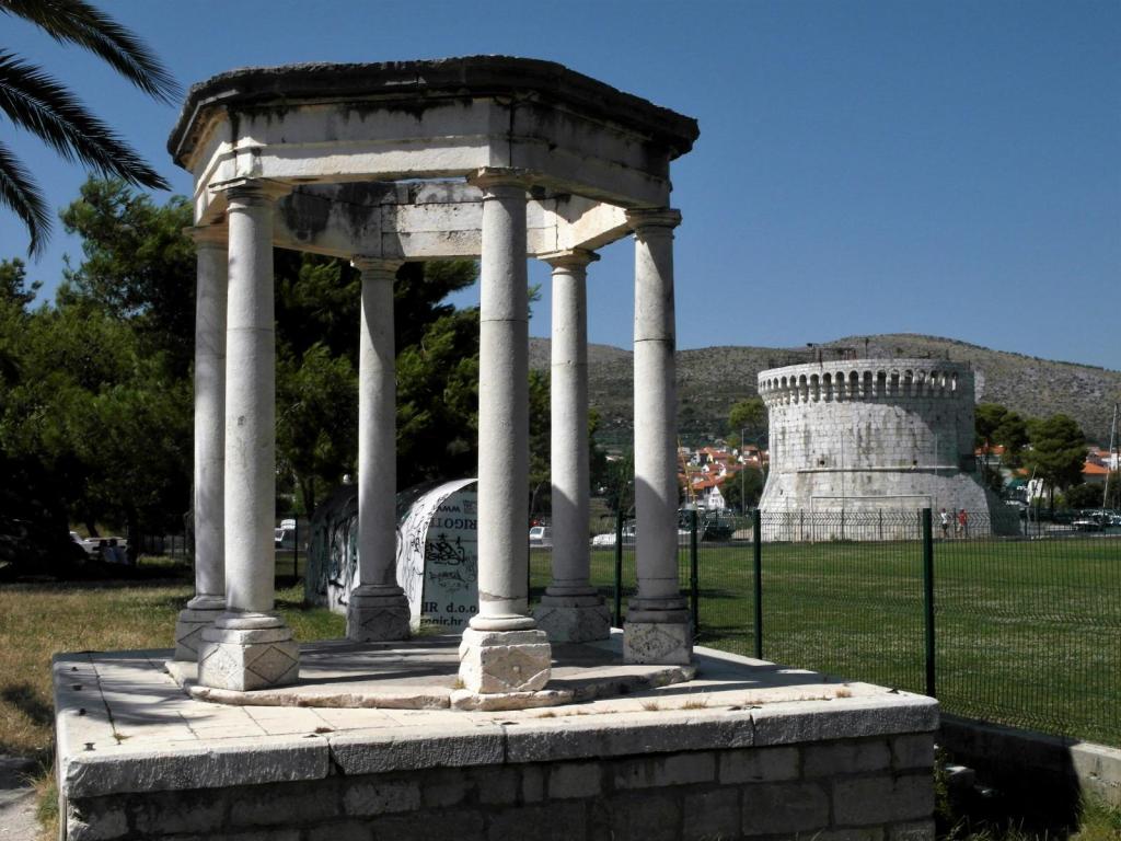 Trogir: Gloriette und Markusturm [hinten] (2016)