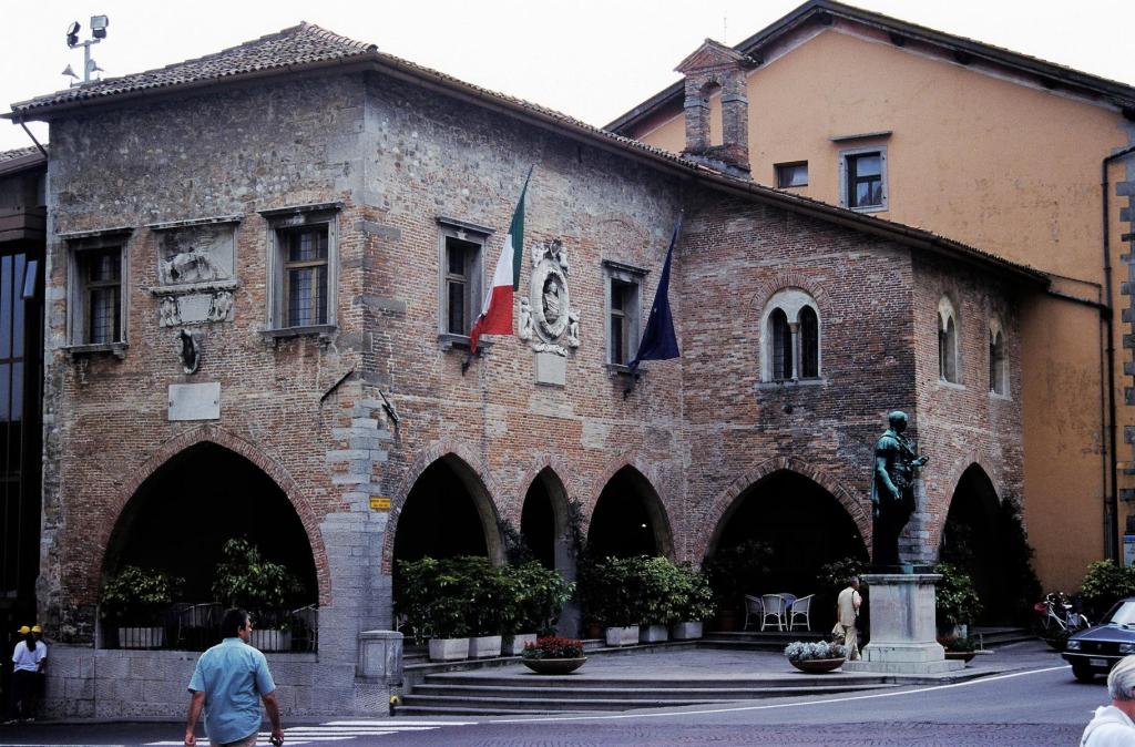 Cividale: Palazzo Comunale mit Statue von Caesar (1999)