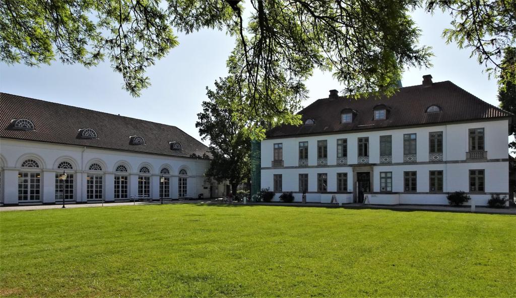Eutin: Remise [links] und Kavaliershaus [rechts] (2023)