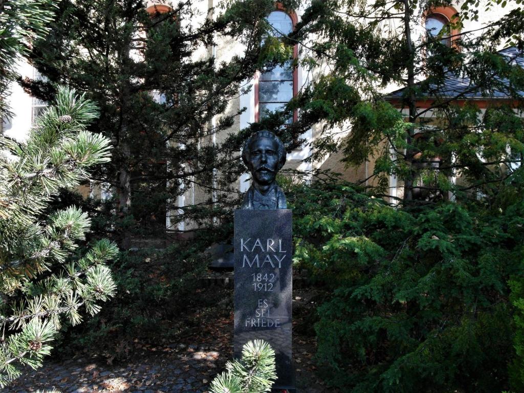 Hohenstein-Ernstthal: Karl May-Büste vor der Trinitatiskirche (2020)
