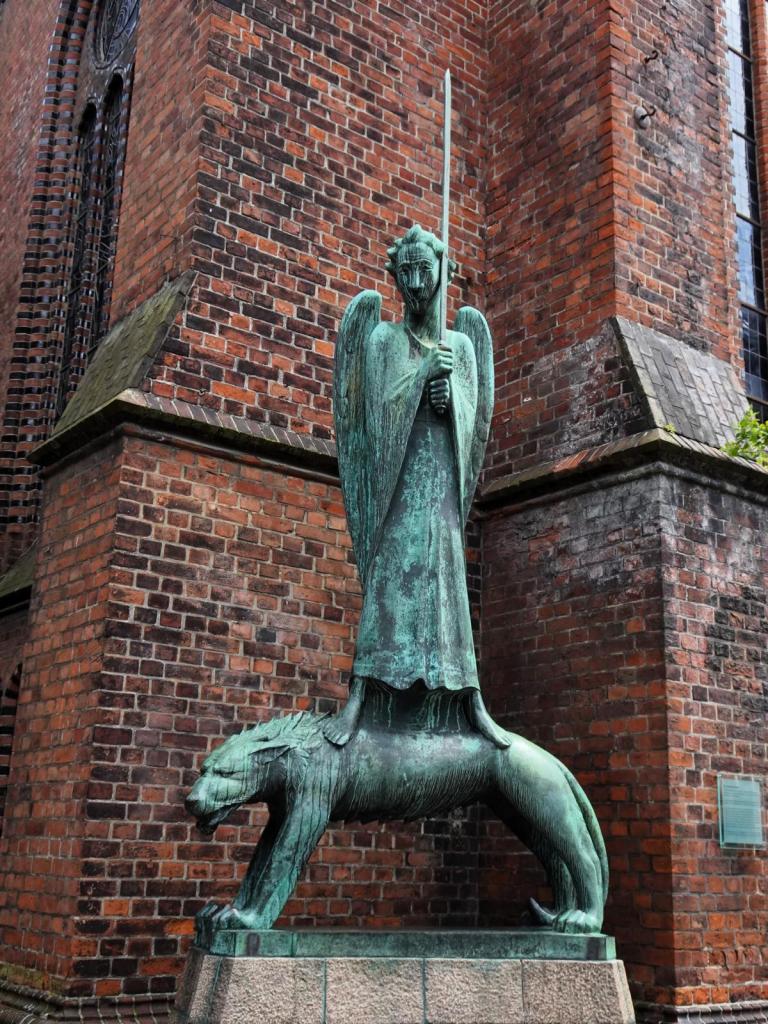 Kiel: Skulptur "Geistkämpfer" von E. Barlach vor der Nikolaikirche (2024)