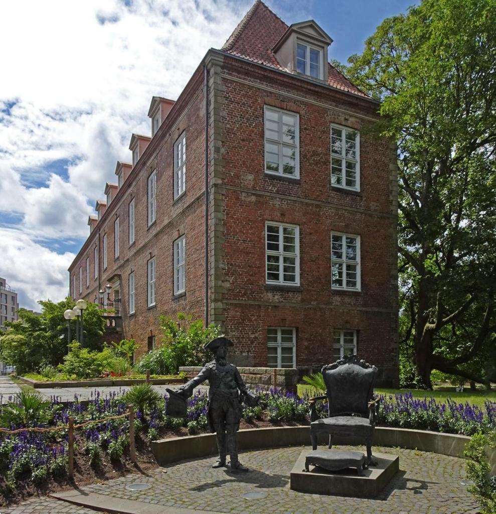 Kiel: Schloss Rantzau-Bau, davor Denkmal für Zar Peter III. (2024)