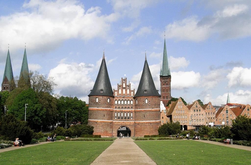 Lübeck: Holstentor mit Marienkirche, Petrikirche und Salzspeicher (2020)