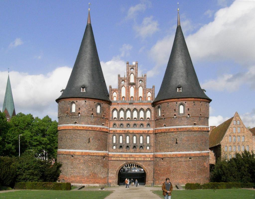 Lübeck: Holstentor [Feldseite] (2020)