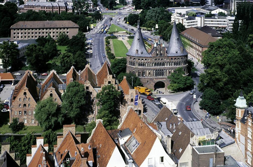 Lübeck: Holstentor und Salzspeicher [Blick vom Petrikirchturm] (1987)