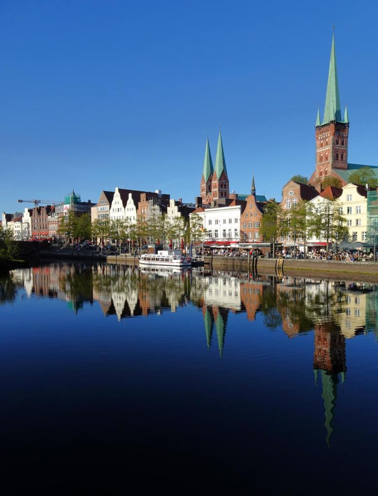 Lübeck: Obertrave mit den Türmen der Marienkirche und Petrikirche (2026)