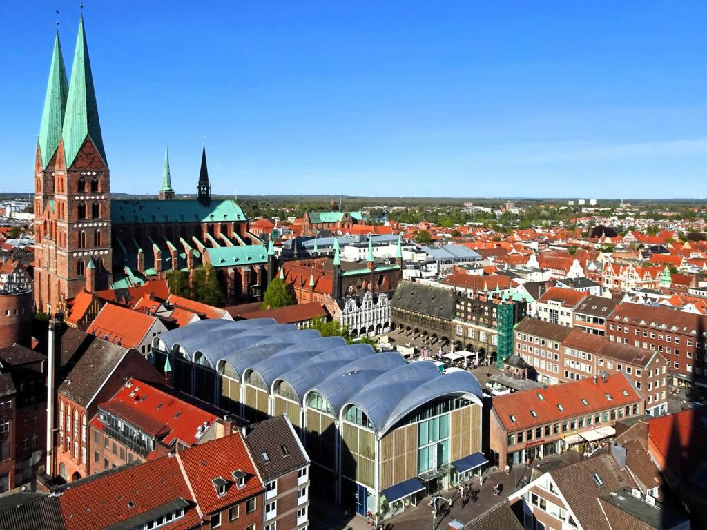 Lübeck: Blick vom Turm der Petrikrche zu Marienkirche und Rathaus (2026)