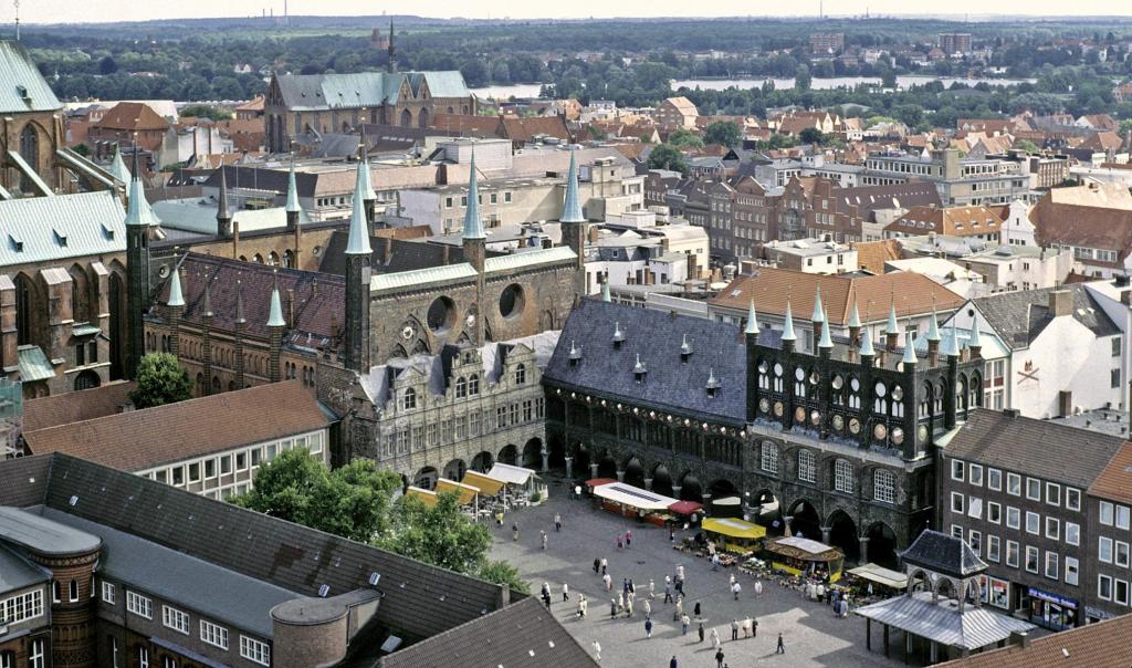 Lübeck: Rathaus, hinten Katharinenkirche [Blick vom Petrikirchturm] (1987)