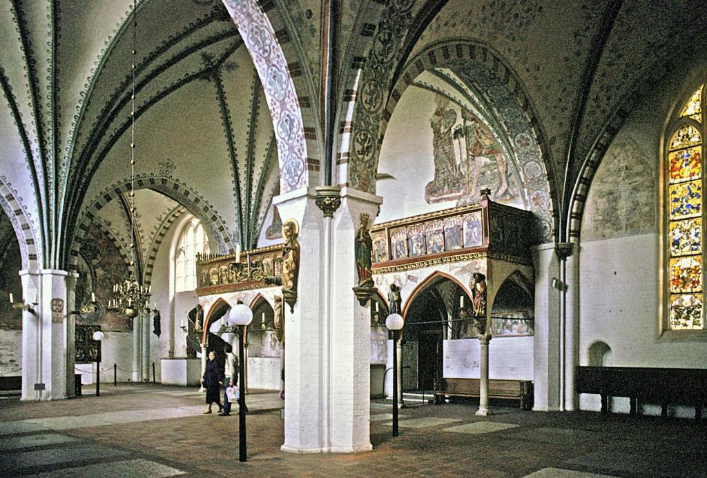 Lübeck: Heiligen-Geist-Hospital Eingangshalle = Kirche (1987)