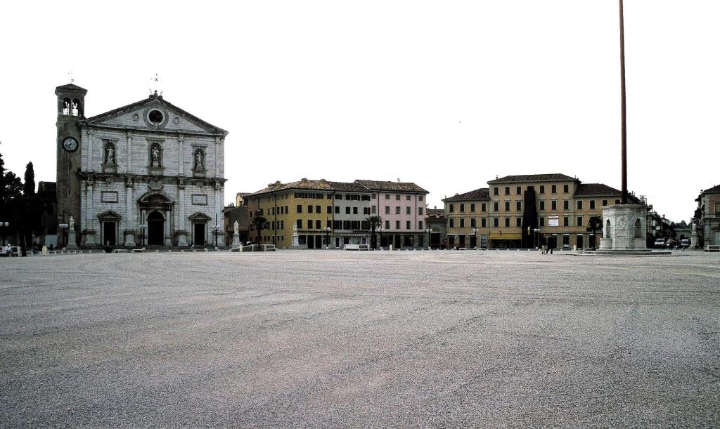 Palmanova: Piazza Grande mit Dom sowie Brunnen mit Fahnenmast im Zentrum (1999)