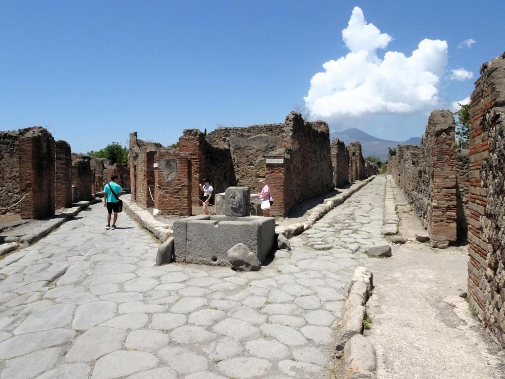 Pompeji: Straßenkreuzung, links Via Consolare (2026)