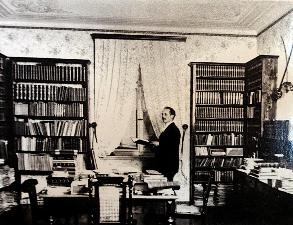 Radebeul: Villa Shatterhand Photo von Karl May in seiner Bibliothek (2026)