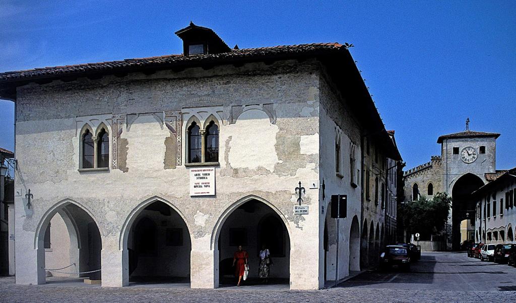 Spilimbergo: Loggia del Daziario [links], Torre oriental [rechts hinten] (1999)