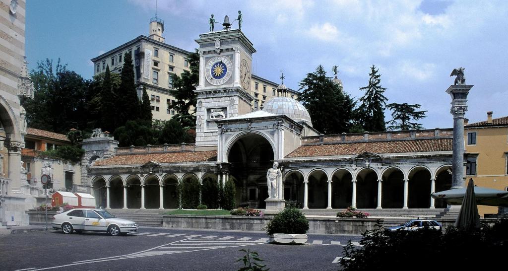 Udine: Freiheitsplatz [Piazza Liberta] mit Loggia San Giovanni, dahinter Kastell (1999)