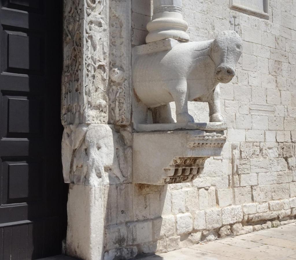 Bari: Nikolausbasilika Hauptportal - Stier (2026)