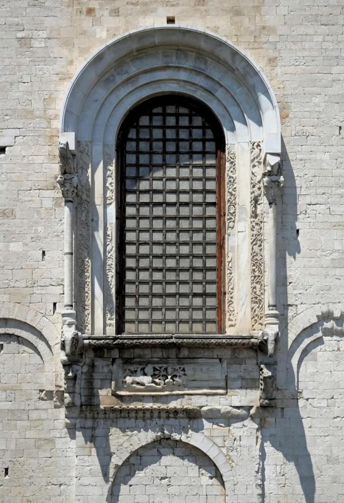 Bari: Nikolausbasilika Ostfassade Elefantenfenster (2026)