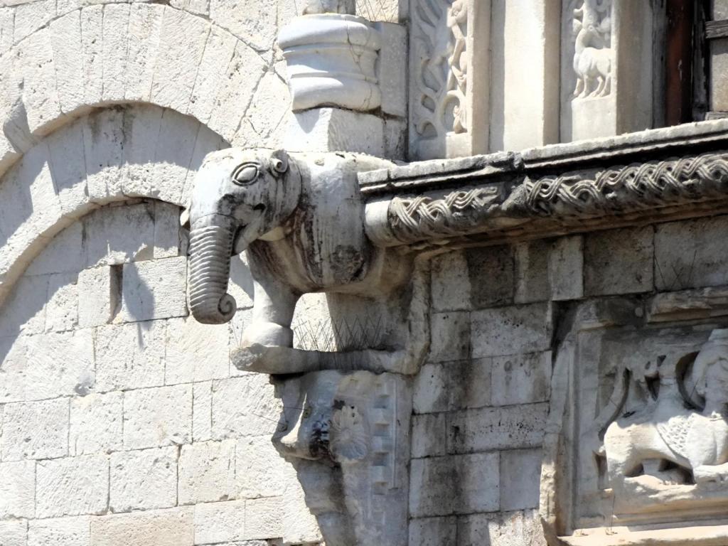 Bari: Nikolausbasilika Ostfassade Elefantenfenster (2026)