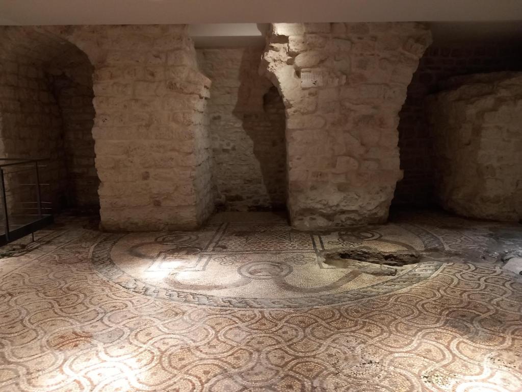 Bari: Kathedrale antike Vorgängerkirche - Timoteos Mosaik (2026)