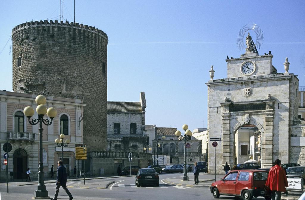 Bitonto: Rundturm und Porta Baresina (2001)