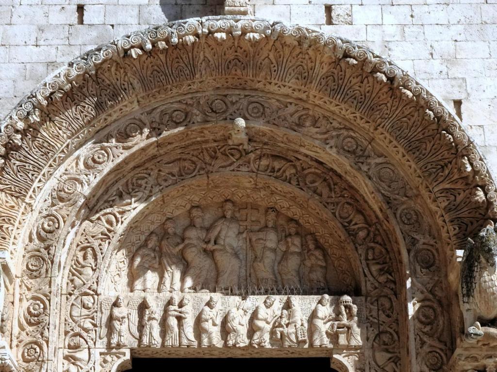 Bitonto: Kathedrale Hauptportal (2026)