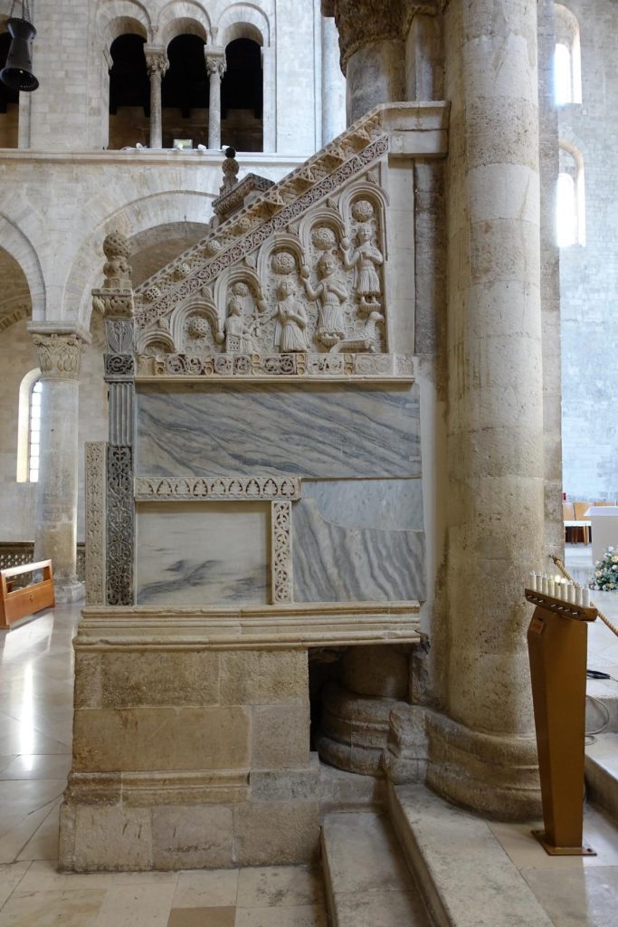 Bitonto: Kathedrale Ambo des Meisters Nicolaus - Relief am Kanzelaufgang (2026)