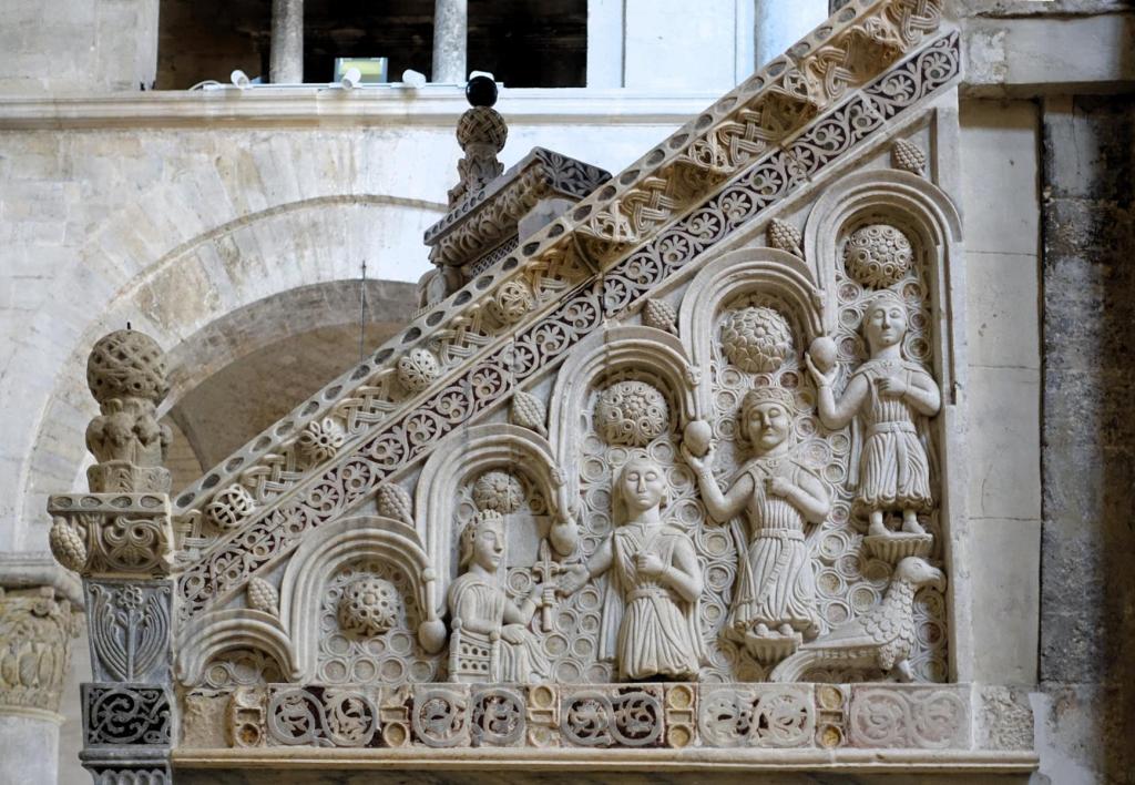 Bitonto: Kathedrale Ambo des Meisters Nicolaus - Relief am Kanzelaufgang (2026)