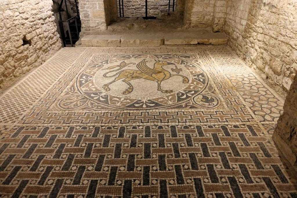 Bitonto: Kathedrale Vorgängerkirche - Mosaik mit Greif (2026)