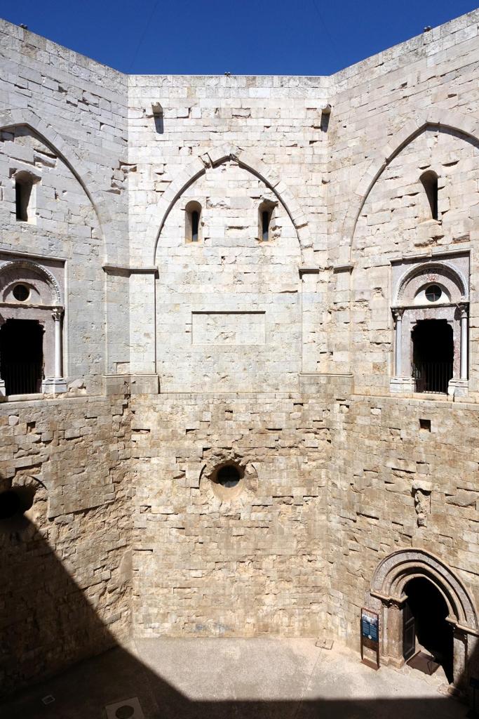 Castel del Monte: Innenhof (2026)