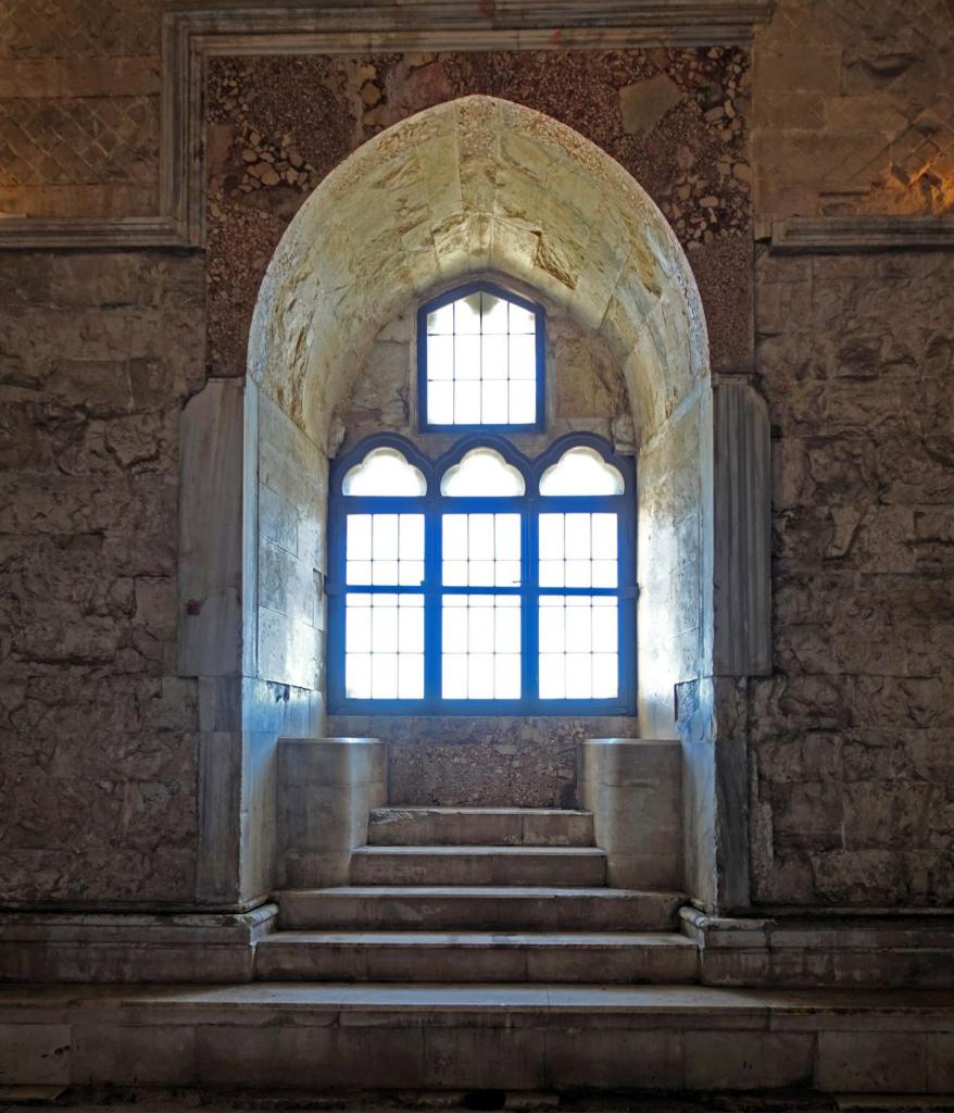 Castel del Monte: Raum mit Triforiumsfenster im Obergeschoss (2026)