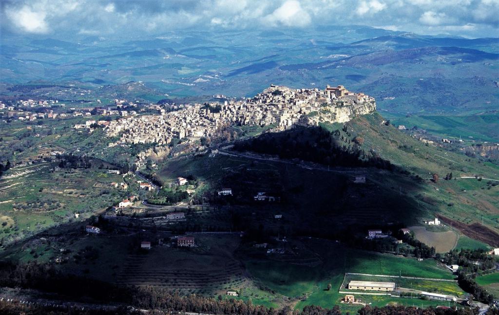 Calascibetta [Blick vom Kastell Enna (1999)