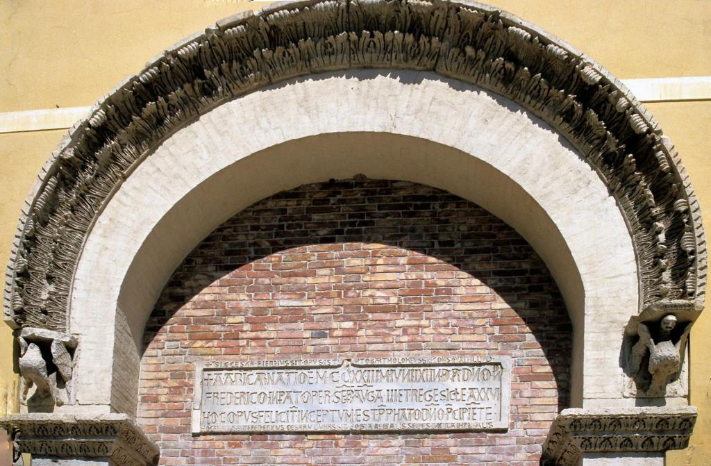 Foggia: Palazzo Arpi - Torbogen vom Palast Kaiser Friedrichs II. (2001)