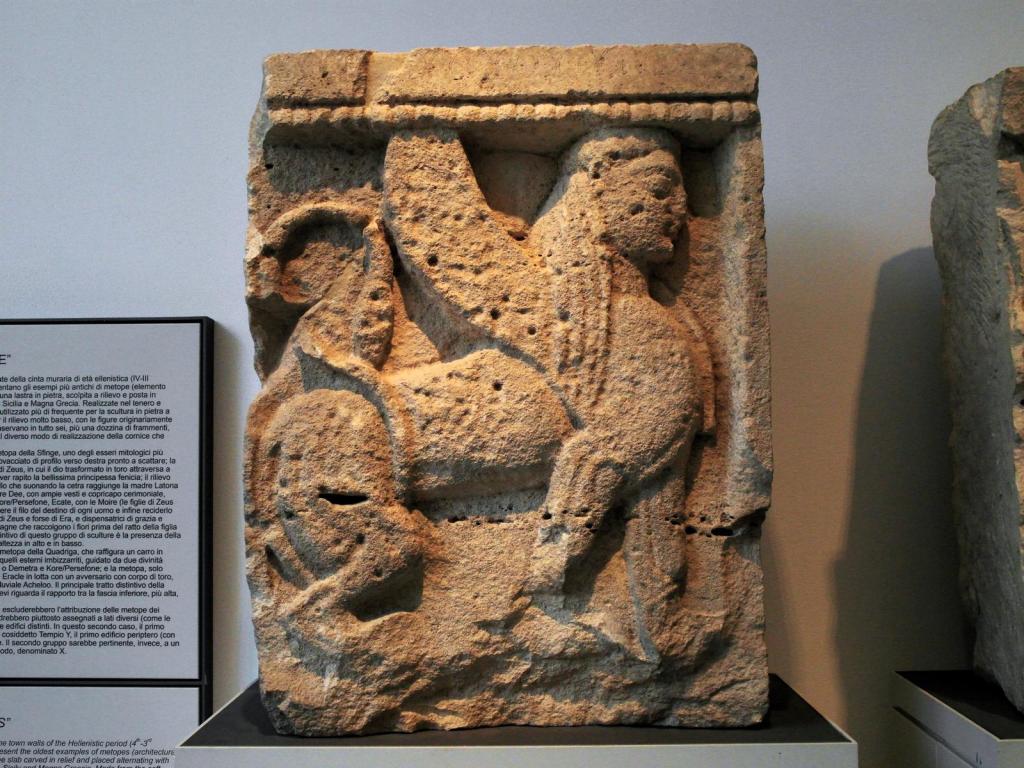 Selinunt: Kleine Metope vom Tempel Y Selinunt [geflügelte Sphinx] im Archäologischen Museum Palermo (2018)