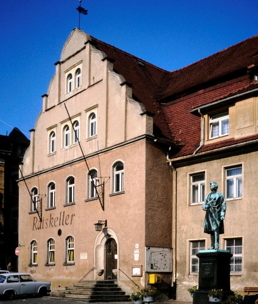 Pulsnitz: Rathaus und Rietschel-Denkmal (1988)