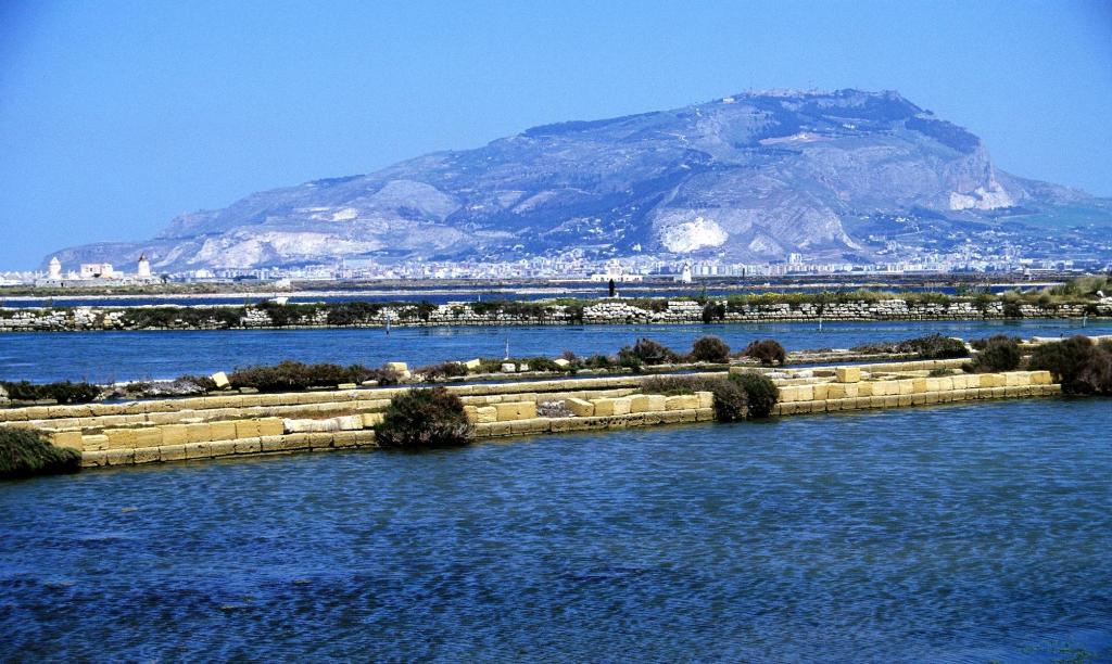 Trapani: Blick über die Salinen, im Hintergrund Erice (1999)