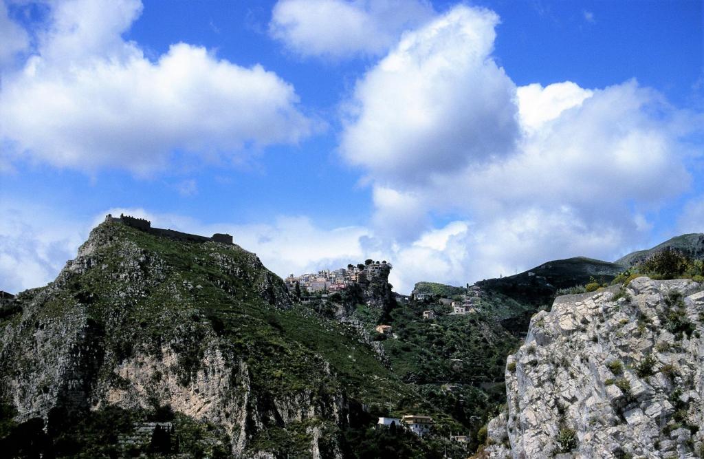Taormina: Blick vom griechischen Theater zum Kastell (1999)
