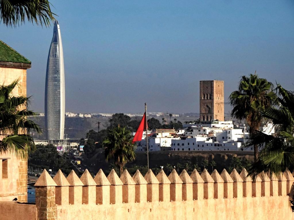 Rabat: Blick über die Mauer der Kasbah der Udayas zum Turm Mohammed VI. und Hassan-Turm (2026)